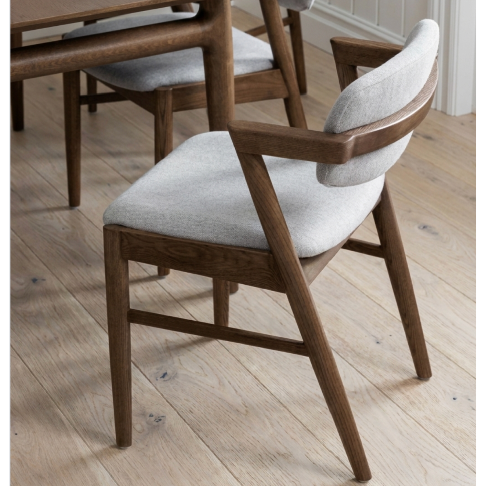 G-PLAN Marlow Extending 160/215 table and darcy chairs package