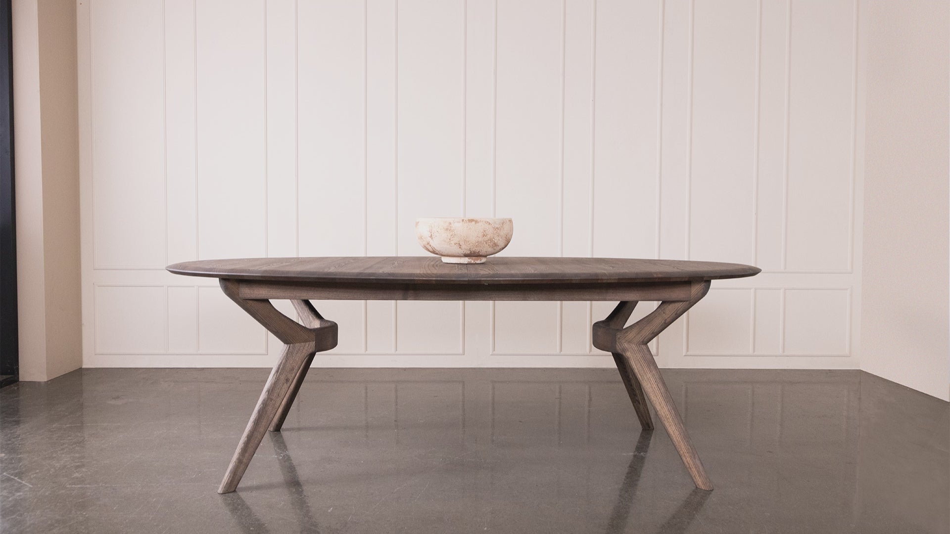 Load video: Kristensen Amelia Oval Exrending table Clearance !!